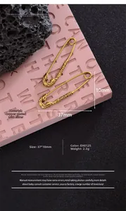 Makrodetail der Vintage-Goldohrringe mit Rankenmuster aus versilbertem Kupfermaterial