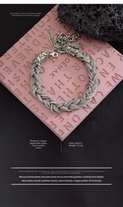 Gros plan du bracelet torsadé en métal de style vintage avec finition argentée et gland