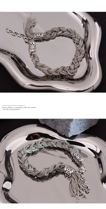Gros plan sur un bracelet vintage en argent tressé avec glands métalliques et motifs fins