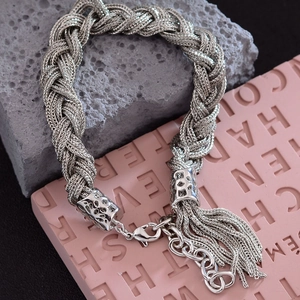 Bracelet tressé argenté rétro avec motifs vintage et breloque pompon pour femmes