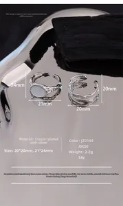 Detailansicht der Federtextur und Mondstein-Ringe auf einem Metalltablett