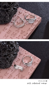 Detailaufnahme von Silber-Federring und Mondstein-Ring mit gehämmerter Textur