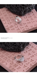 Details des Federrings aus Silber und des Mondsteinrings mit Flüssigmetall-Textur