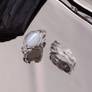 Minimalistisches Mondstein-Ring-Set mit Federdesign und Vintage-Texturen