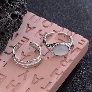 Minimalistisches S925 Silber Mondstein Ring Set mit Federrelief und offenem Design
