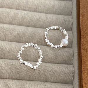 Minimalistische Silberringe mit geometrischen Blöcken und einer runden weißen Perle