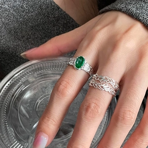 Set di anelli in argento testurizzato con pietra verde ovale e design a foglia piumata