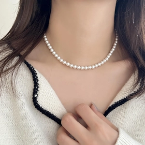 Collier de perles rondes blanches élégantes pour femmes au style luxueux et minimaliste