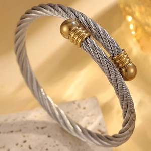 Gros plan détaillé du bracelet câble torsadé pour homme avec embouts dorés