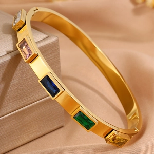 Dettaglio del bracciale in acciaio inossidabile placcato oro 18K con cristalli colorati