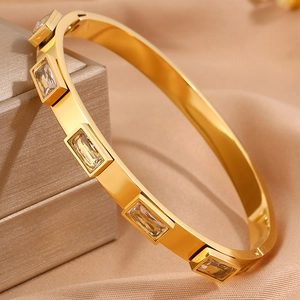 Dettaglio del bracciale rigido in acciaio inossidabile dorato 18K con zirconi rettangolari