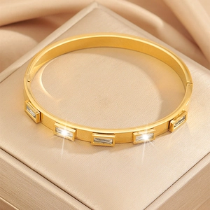 Dettaglio di un bracciale rigido placcato oro 18K con inserti in zirconi rettangolari