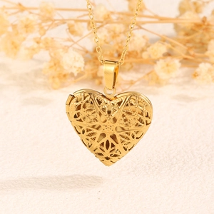 Detailaufnahme der goldenen Herz-Medaillon-Halskette mit filigranem Hohlmuster und Kette