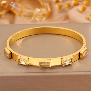Vista macro del bracciale in acciaio dorato con cinque zirconi a taglio rettangolare