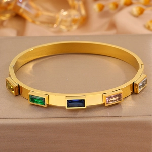 Dettaglio del bracciale a cerniera in acciaio dorato 18K con cinque gemme colorate