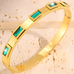 Dettaglio del bracciale in acciaio inossidabile dorato 18K con cristallo verde taglio smeraldo