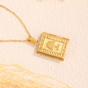 Detailaufnahme der Gold-Medaillon-Halskette mit Baumrelief und griechischem Mäandermuster