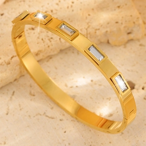 Vista dettagliata del bracciale placcato oro con cinque pietre di zircone rettangolari incastonate