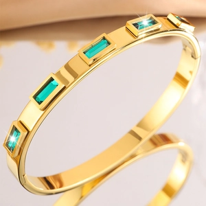Dettaglio del bracciale in acciaio inossidabile placcato oro 18K con pietre verdi