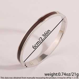Vue détaillée du bracelet en acier argenté avec incrustation marron et ses dimensions