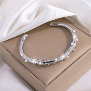 Gepolijste zilveren armband met parels en strass op bruine sieraden geschenkdoos