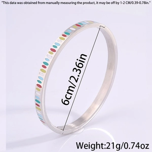 Vue détaillée des points en émail coloré sur le bracelet en acier titane argenté de 6cm