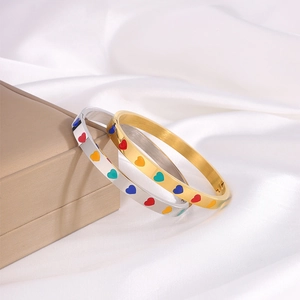 Bracelets chic en acier inoxydable doré 18k avec coeurs en émail coloré