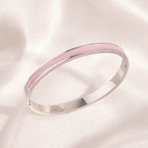 Gros plan sur le bracelet à charnière en acier inoxydable avec émail marbré rose