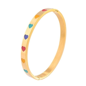 Bracelet en acier titane plaqué or 18 carats avec motifs de cœurs en émail coloré