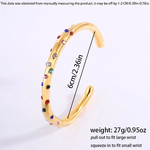 Detail van verstelbare gouden armband met gekleurde strassteentjes en 6 cm afmeting