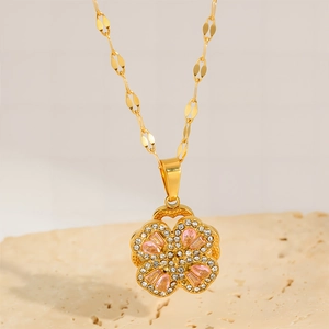 Elegant rotating clover pendant necklace in 18k gold plated steel with pink crystals
