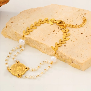 Detailansicht Gold-Armband mit Perlen, Blattgliedern und heiliger Benedikt-Medaille