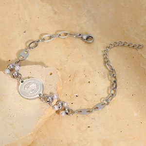 Detail der St.-Benedikt-Medaille an silberner Kette mit Perlen und Karabiner