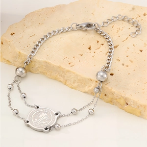 Details des silbernen Titanstahl-Doppelarmbands mit Benediktus-Medaille und Perlen