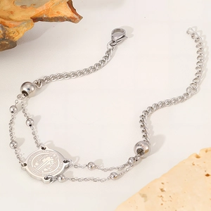 Detailaufnahme von silbernem Edelstahl-Doppelkettenarmband mit Benediktus-Medaille