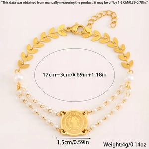 Detailansicht des Titanstahl-Armbands mit Goldblatt-Gliedern und St. Benedikt Medaille