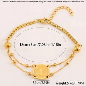 Detailansicht des goldenen Titanarmbands mit Benediktus-Medaille und doppelter Gliederkette