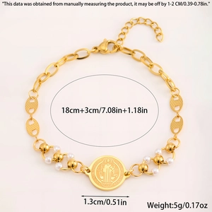 Makro-Detail des Gold-Titanstahl-Armbands mit St. Benedikt Medaille und weißen Perlen