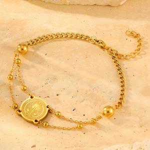 Goldenes Armband aus Titanstahl mit religiöser Münze und Perlen im Lagen-Look