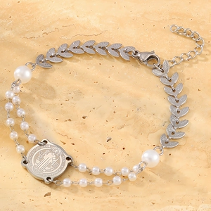Titanstahl-Armband mit Perlen, Blattgliedern und Benediktus-Medaille auf Marmor