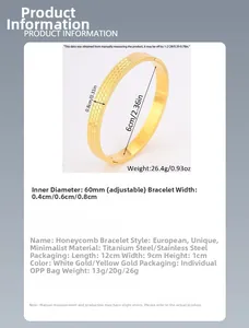 Dettaglio del bracciale rigido in acciaio al titanio dorato con motivo a nido d'ape