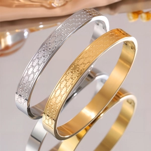 Braccialetti lucidi in acciaio al titanio con motivi geometrici in finitura oro e argento