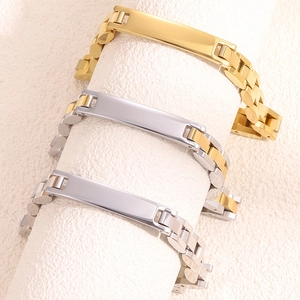 Trois rangées de bracelets gourmettes en acier titane or et argent sur pierre