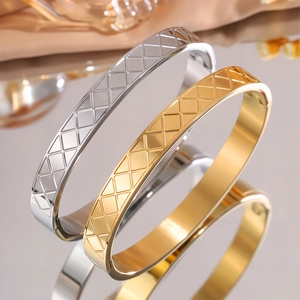 Bracciali in acciaio al titanio con motivo a rombi nelle finiture oro e argento