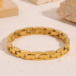 Gros plan d'un bracelet en acier inoxydable doré de style montre sur pierre naturelle