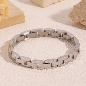Gros plan d'un bracelet en acier inoxydable argenté avec maillons de style bracelet de montre