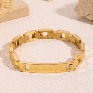 Détail du bracelet en acier titane doré avec chaîne polie et plaque métallique incurvée