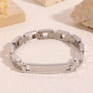 Gros plan du bracelet gourmette en acier inoxydable argenté avec plaque ID rectangulaire