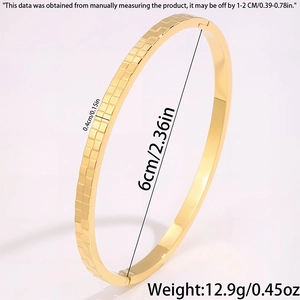Vista dettagliata del bracciale in acciaio al titanio dorato con motivo a scacchi e misure