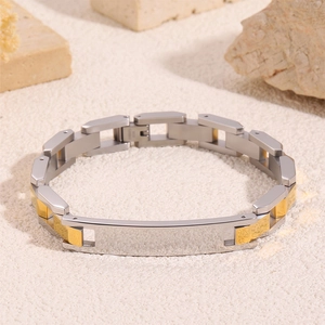 Détail du bracelet à maillons bicolore en acier inoxydable or et argent sur pierre